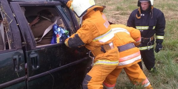 Дятловские спасатели деблокировали из автомобиля двух женщин