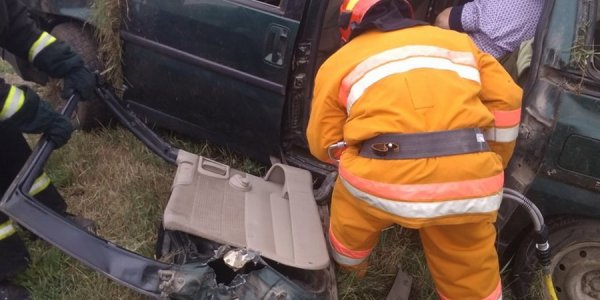 Дятловские спасатели деблокировали из автомобиля двух женщин