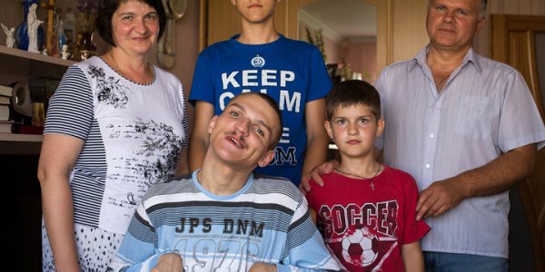 "Моя голова, твои — руки". Как живет парень из Лиды, который не говорит, но школу закончил с медалью