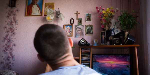 "Моя голова, твои — руки". Как живет парень из Лиды, который не говорит, но школу закончил с медалью