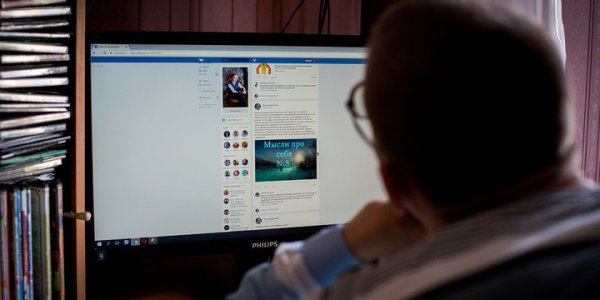 "Моя голова, твои — руки". Как живет парень из Лиды, который не говорит, но школу закончил с медалью