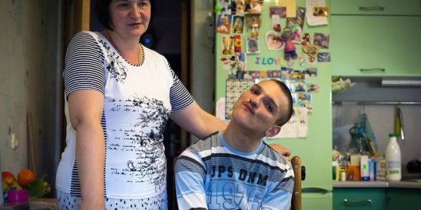 "Моя голова, твои — руки". Как живет парень из Лиды, который не говорит, но школу закончил с медалью