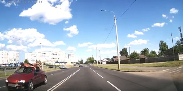 В Лидском районе 19-летний пассажир Renault во время движения полез на крышу авто и упал