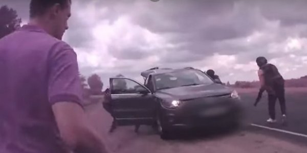 «Руки за спину! Выйти из машины!» За взятки задержали директора стеклозавода «Неман» (Видео)