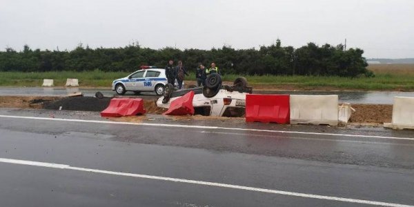На реконструируемом участке М6 под Лидой перевернулся VW Golf: водитель чудом не пострадал
