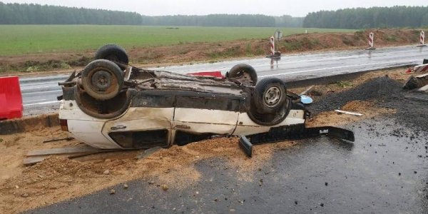 На реконструируемом участке М6 под Лидой перевернулся VW Golf: водитель чудом не пострадал