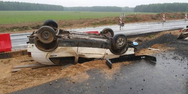 На реконструируемом участке М6 под Лидой перевернулся VW Golf: водитель чудом не пострадал