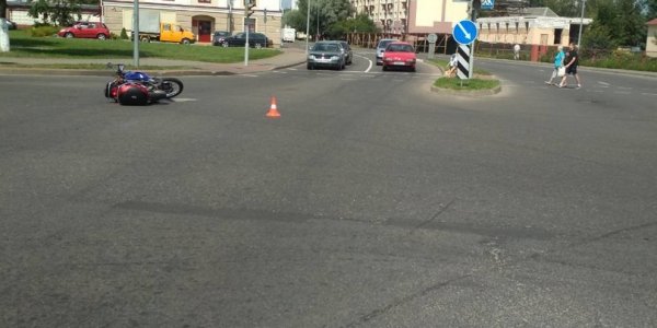 Нарушение правил проезда регулируемого перекрестка привело вчера в Лиде к госпитализации мотоциклиста