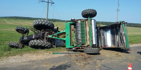 Происшествие с тракторами случилось вчера в Дятловском районе