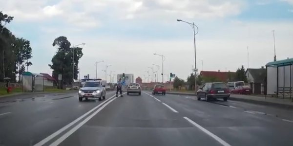 Карма: водитель в Лиде выехал на встречную полосу для обгона перед экипажем ГАИ (Видео)