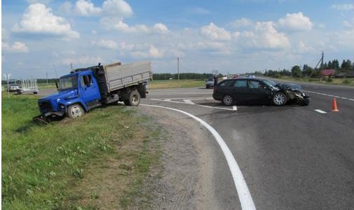 Столкновение с тяжелыми последствиями произошло вчера в Ивьевском районе