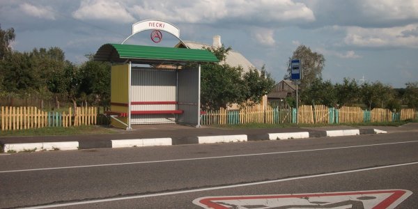 В деревне Пески жители добились крытой автобусной остановки