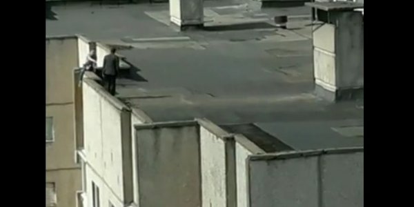 В Лиде девушка хотела спрыгнуть с крыши многоэтажки (Видео)