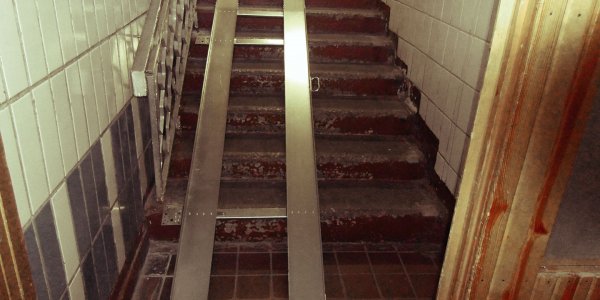 Как мама из Лиды пытается поднять сына на коляске по пандусу в подъезде