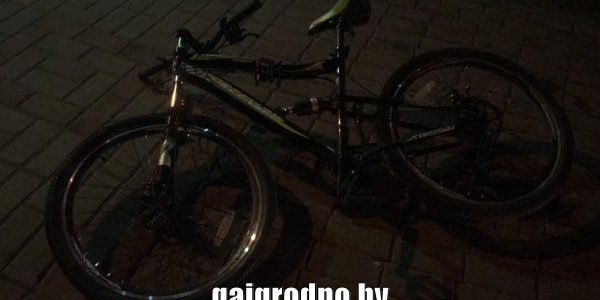 В Лиде юноша ехал на велосипеде и упал на проезжую часть