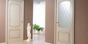 Как отделать межкомнатные двери, цвета и оформление