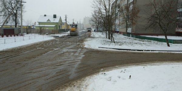 В одной IT стране. В Лиде дорожники укладывают асфальт в грязь