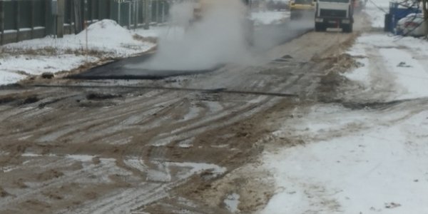 В одной IT стране. В Лиде дорожники укладывают асфальт в грязь