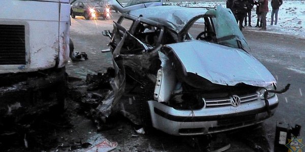 В Лиде при ДТП спасен 27-летний водитель Фольксвагена