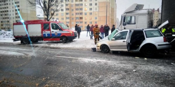 В Лиде при ДТП спасен 27-летний водитель Фольксвагена