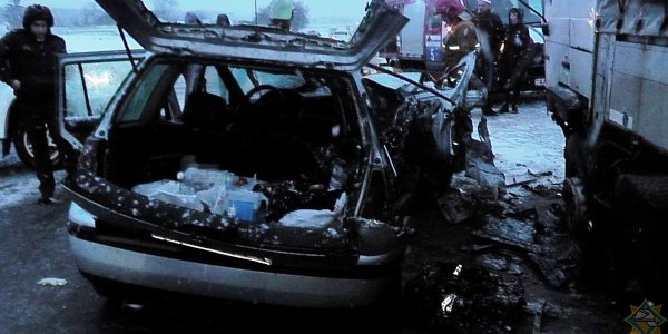 В Лиде при ДТП спасен 27-летний водитель Фольксвагена