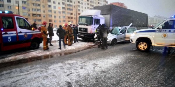 В Лиде при ДТП спасен 27-летний водитель Фольксвагена