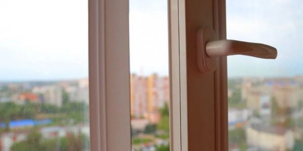 В Березовке молодой человек не по своей воле вышел в окно 