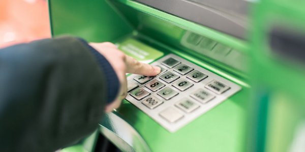В Лиде камеры видеонаблюдения «опознали» 18-летнего жителя, который снял с украденной карточки 860 рублей