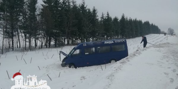 На скользкой трассе М6 маршрутка Лида — Минск съехала в кювет