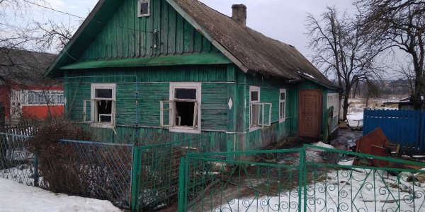 В Ивье при пожаре в жилом доме работниками МЧС спасен 45-летний мужчина. ВИДЕО