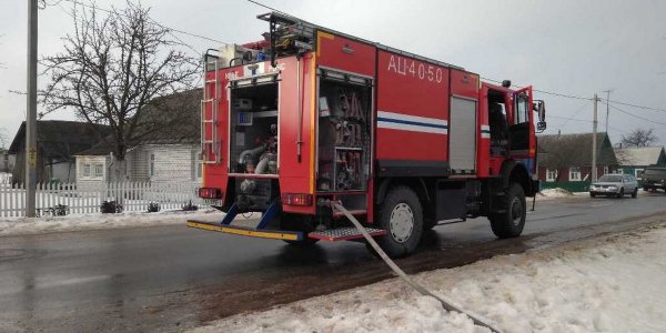 В Ивье при пожаре в жилом доме работниками МЧС спасен 45-летний мужчина. ВИДЕО