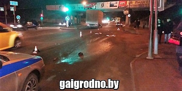 В Лиде девушка попала под автомобиль, перебегая улицу на красный свет (Видео)