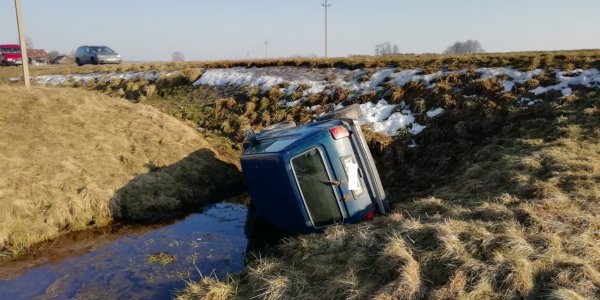 В Ивьевском районе пьяная женщина угнала служебную «Ниву», а позже перевернулась на ней