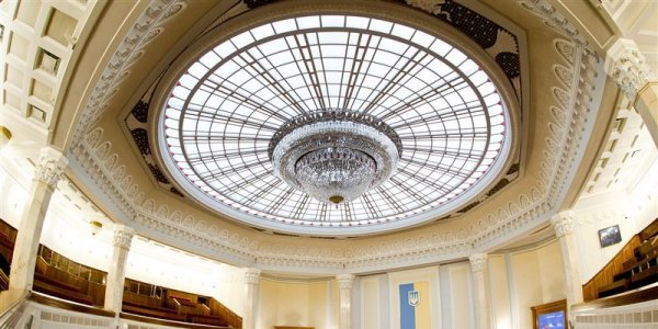 На лидском заводе «Каскад» изготовили хрустальную люстру для нового здания Верховного суда