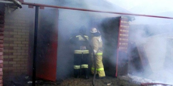 В Лиде горел автомобиль в гараже