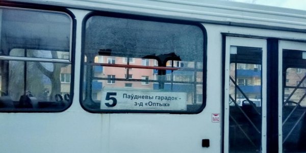 В Лиде парень из пневматики обстреляли три автобуса и машину с ребенком