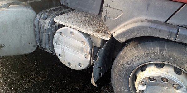Автомобиль «Ниссан» столкнулся с фурой на трассе М6 под Лидой