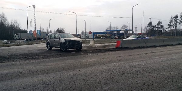 Автомобиль «Ниссан» столкнулся с фурой на трассе М6 под Лидой