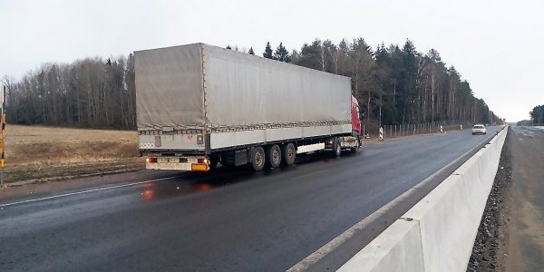Автомобиль «Ниссан» столкнулся с фурой на трассе М6 под Лидой