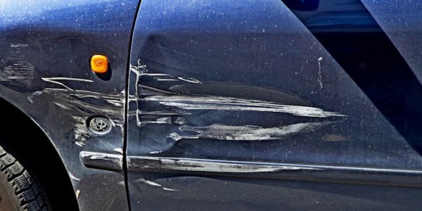 Школьники из Лиды во дворе повредили автомобили
