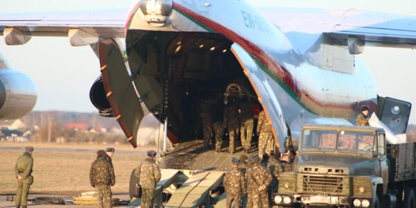 На Лидский аэродром доставили учебно-боевой самолет Як-130