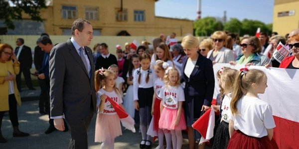 В Лиде учащиеся встречали чиновника из Польши с огромным польским флагом 