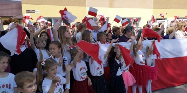 В Лиде учащиеся встречали чиновника из Польши с огромным польским флагом 