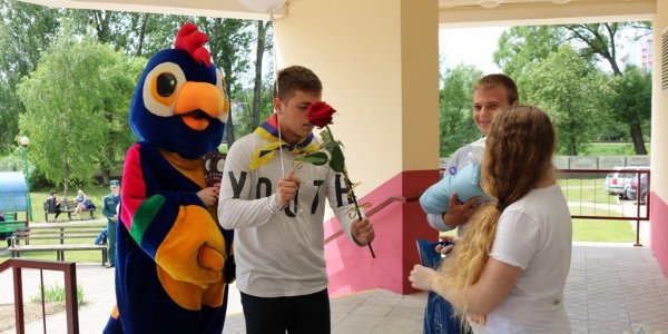 Новоиспеченных жителей города Лида поздравили работники сектора пропаганды