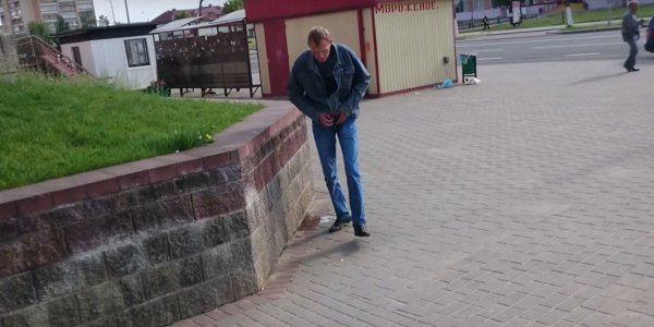 Видеофакт: В центре города Лида мужчина справил нужду