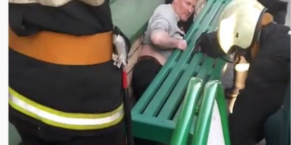 В Лиде мужчина застрял между скамейкой и стеной. Спасатели прибыли на помощь