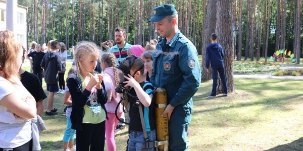 Лидские спасатели в гостях у ребят из лагеря «Солнышко»