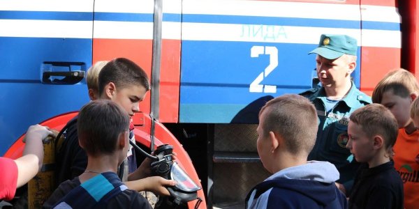 Лидские спасатели в гостях у ребят из лагеря «Солнышко»