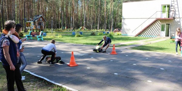 Лидские спасатели в гостях у ребят из лагеря «Солнышко»