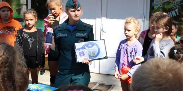 Лидские спасатели в гостях у ребят из лагеря «Солнышко»